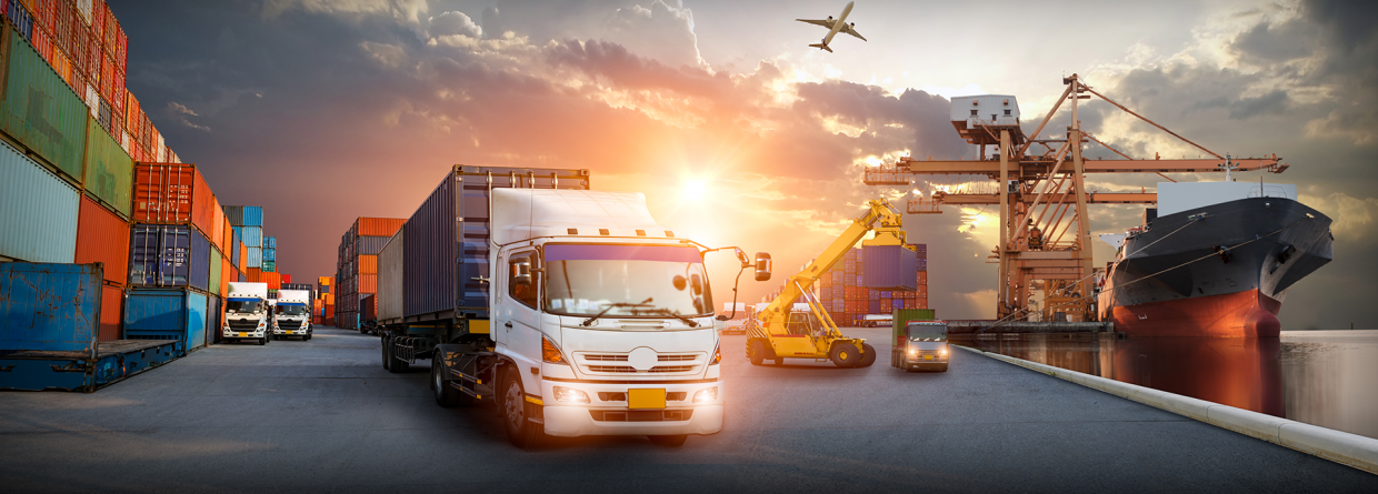 Logistiek; containers vervoert per vrachtwagen, boot, vliegtuig