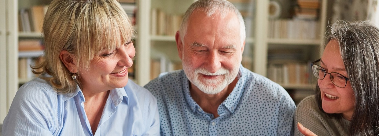 Senioren in bespreking met een pensioenadviseuse